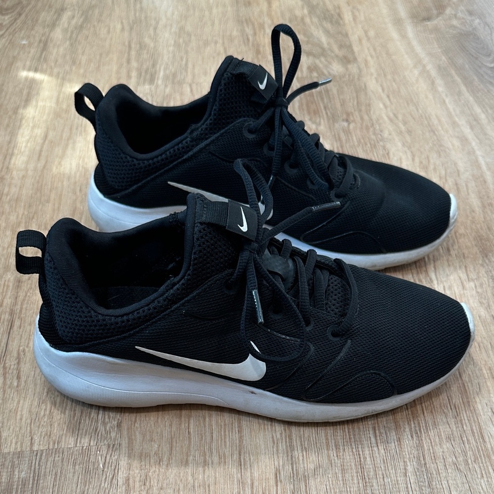Nike Tanjun Black and White Running Shoes 8.5